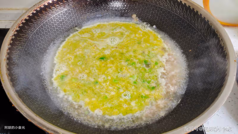 豆腐和它天生一對,後悔沒早發現!燜一燜湯汁多才夠味,鮮軟十足、口口都爆汁