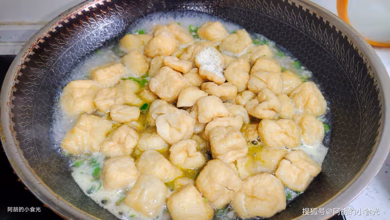 豆腐和它天生一對,後悔沒早發現!燜一燜湯汁多才夠味,鮮軟十足、口口都爆汁
