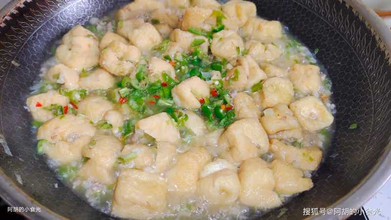 豆腐和它天生一對,後悔沒早發現!燜一燜湯汁多才夠味,鮮軟十足、口口都爆汁