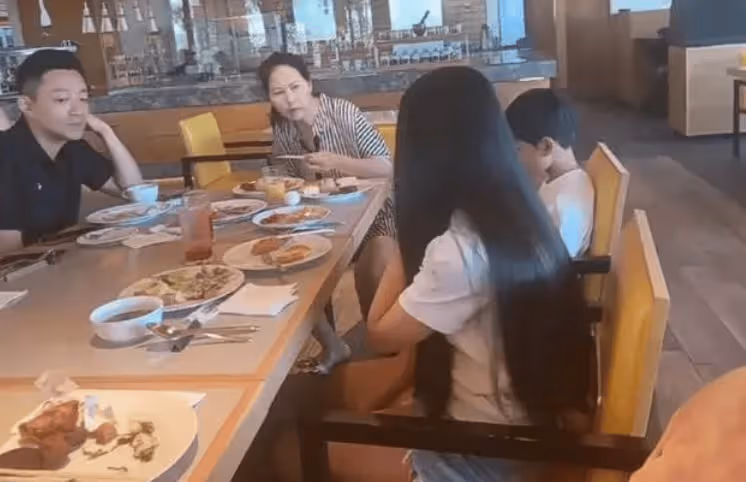 大S被罵上熱搜!汪小菲酒店開業不到7天遭投訴,態度惡劣衛生差,一晚千元不值