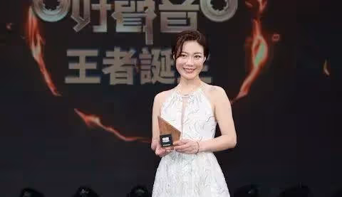 43歲TVB女歌手被爆與65歲已婚男士車廂激吻,女方曾自爆喜歡成熟型男人