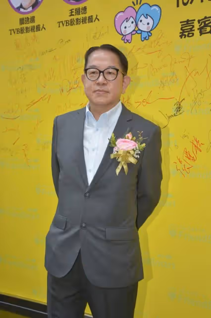 43歲TVB女歌手被爆與65歲已婚男士車廂激吻,女方曾自爆喜歡成熟型男人