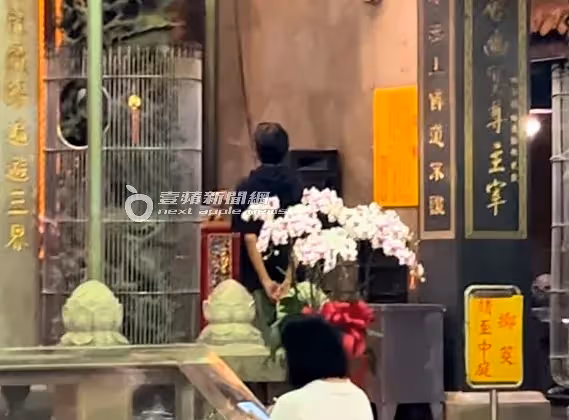 壹蘋10點強打｜唐治平隔18天半裸排骨精慢慢養肉　街頭遊盪8小時夜拜地藏王（狗仔直擊）