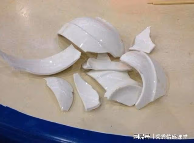 在超市打碎一個碗被罰2千元，我笑著交完罰款，老闆：慘了快追