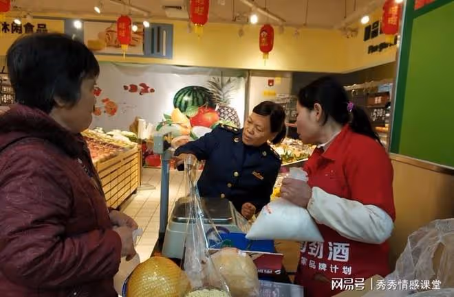 在超市打碎一個碗被罰2千元,我笑著交完罰款,老闆:慘了快追