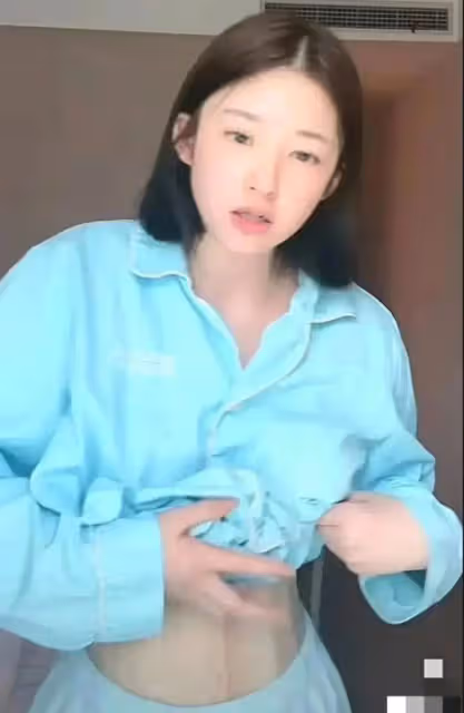 黃一鳴給網友看剖腹產疤痕，還問網友腰好不好看，網友：太難堪！