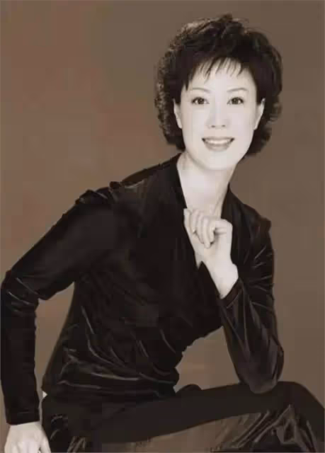 央視主持人李文靜:曾在直播時打哈欠,結婚多年,50歲無兒無女