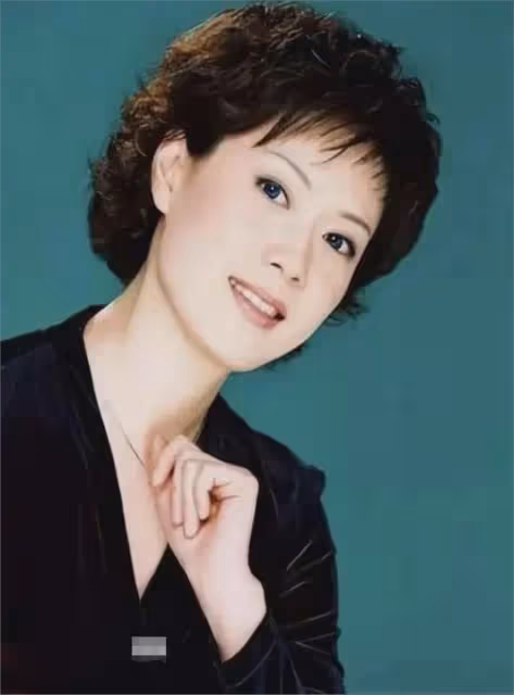 央視主持人李文靜:曾在直播時打哈欠,結婚多年,50歲無兒無女