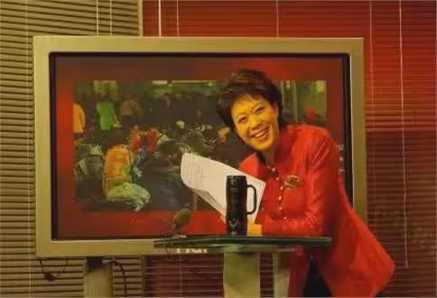 央視主持人李文靜:曾在直播時打哈欠,結婚多年,50歲無兒無女