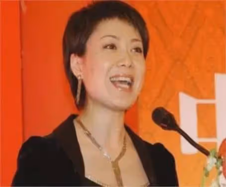 央視主持人李文靜:曾在直播時打哈欠,結婚多年,50歲無兒無女