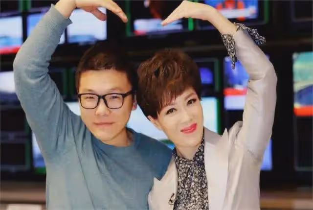 央視主持人李文靜:曾在直播時打哈欠,結婚多年,50歲無兒無女