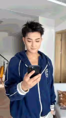 黃子韜果然富二代!官宣戴的手錶超過6400萬網扒徐藝洋撞臉黃媽媽