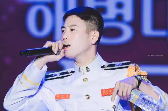 韓藝人入伍期間19禁小插曲!洗澡時被百人圍觀!為占好位置還摔倒