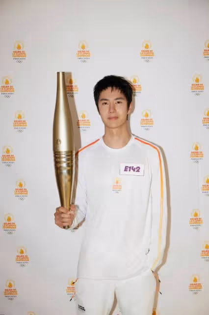 王一博當奧運火炬手大出圈!網扒同款外套才驚覺,普通人穿是災難