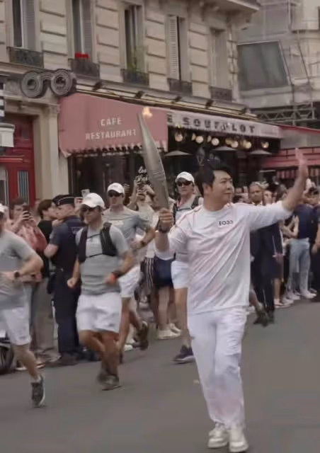 王一博當奧運火炬手大出圈!網扒同款外套才驚覺,普通人穿是災難