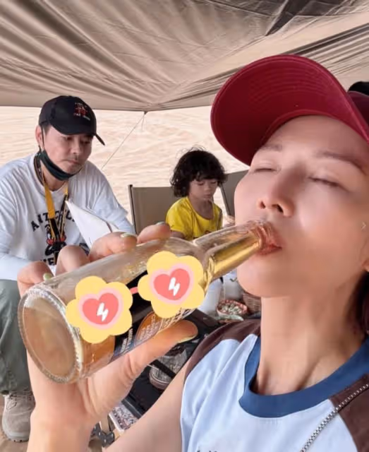 蔡少芬一家人寧夏旅遊,兒子爆炸頭特可愛,母子坐在駱駝上拍照