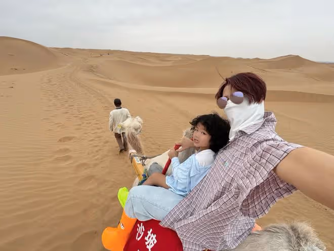 蔡少芬一家人寧夏旅遊,兒子爆炸頭特可愛,母子坐在駱駝上拍照