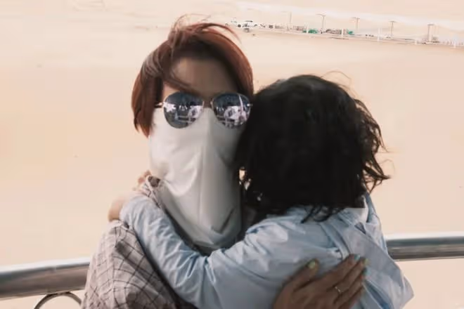 蔡少芬一家人寧夏旅遊,兒子爆炸頭特可愛,母子坐在駱駝上拍照