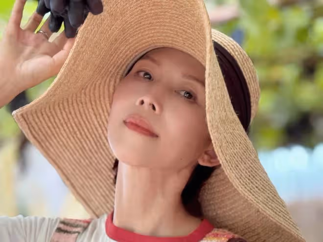 蔡少芬一家人寧夏旅遊,兒子爆炸頭特可愛,母子坐在駱駝上拍照