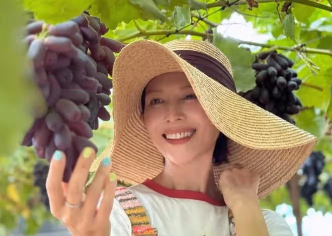 蔡少芬一家人寧夏旅遊,兒子爆炸頭特可愛,母子坐在駱駝上拍照