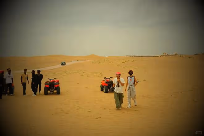 蔡少芬一家人寧夏旅遊,兒子爆炸頭特可愛,母子坐在駱駝上拍照