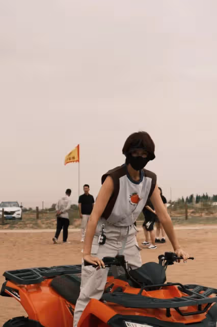 蔡少芬一家人寧夏旅遊,兒子爆炸頭特可愛,母子坐在駱駝上拍照