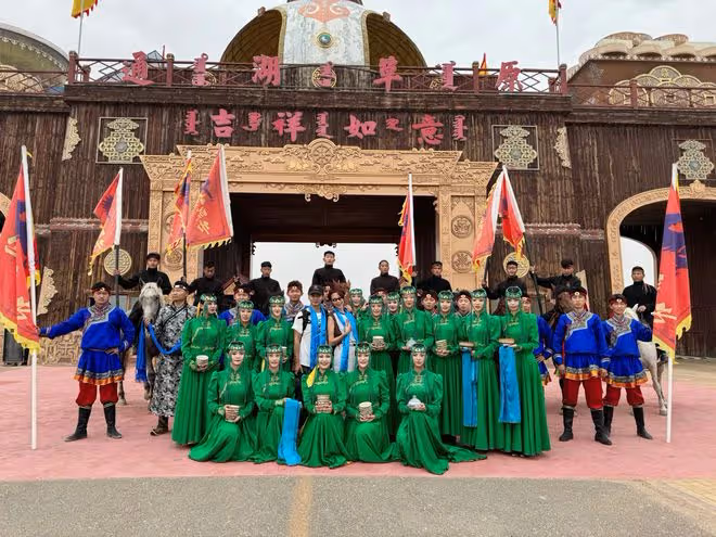 蔡少芬一家人寧夏旅遊,兒子爆炸頭特可愛,母子坐在駱駝上拍照