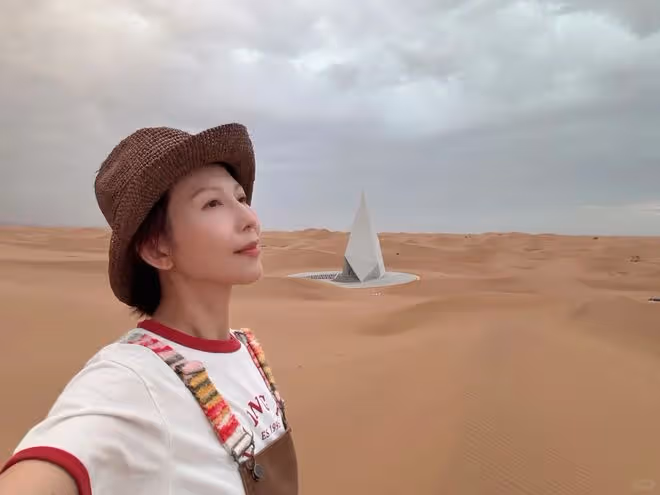 蔡少芬一家人寧夏旅遊,兒子爆炸頭特可愛,母子坐在駱駝上拍照