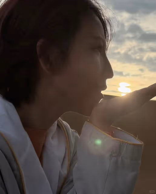 蔡少芬一家人寧夏旅遊,兒子爆炸頭特可愛,母子坐在駱駝上拍照