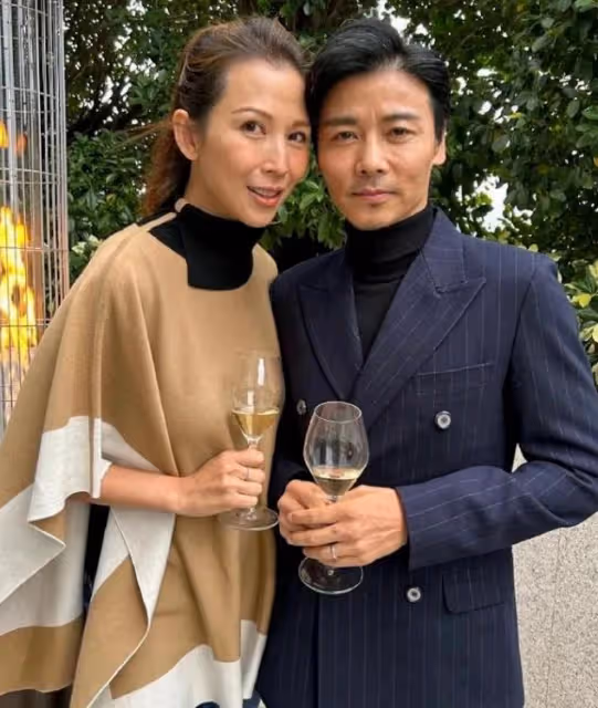 蔡少芬一家人寧夏旅遊,兒子爆炸頭特可愛,母子坐在駱駝上拍照