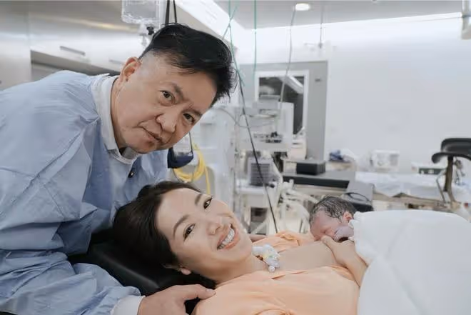 恭喜劉伊心三胎順產,63歲老公陪產全過程,比產婦還要緊張