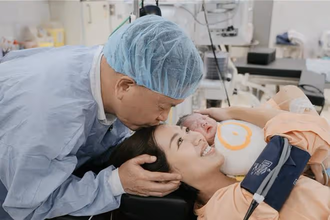 恭喜劉伊心三胎順產,63歲老公陪產全過程,比產婦還要緊張