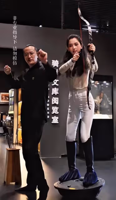 颯!森林北最新射箭視頻,她是真的又瘦又漂亮