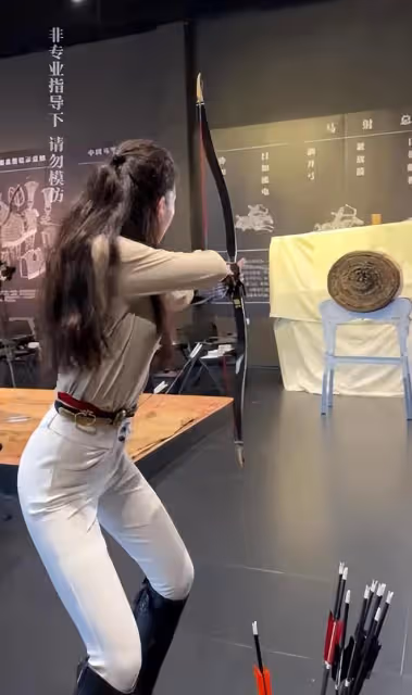 颯!森林北最新射箭視頻,她是真的又瘦又漂亮