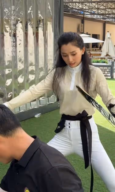 颯!森林北最新射箭視頻,她是真的又瘦又漂亮