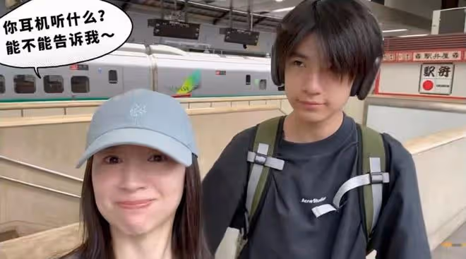 董潔與兒子開心出遊,15歲頂頂身高超一米八,母子同款高顏值搶鏡