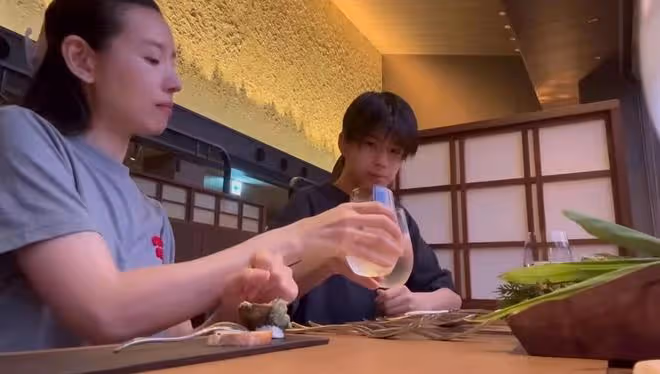 董潔與兒子開心出遊,15歲頂頂身高超一米八,母子同款高顏值搶鏡