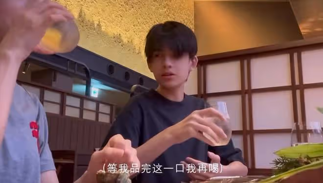 董潔與兒子開心出遊,15歲頂頂身高超一米八,母子同款高顏值搶鏡