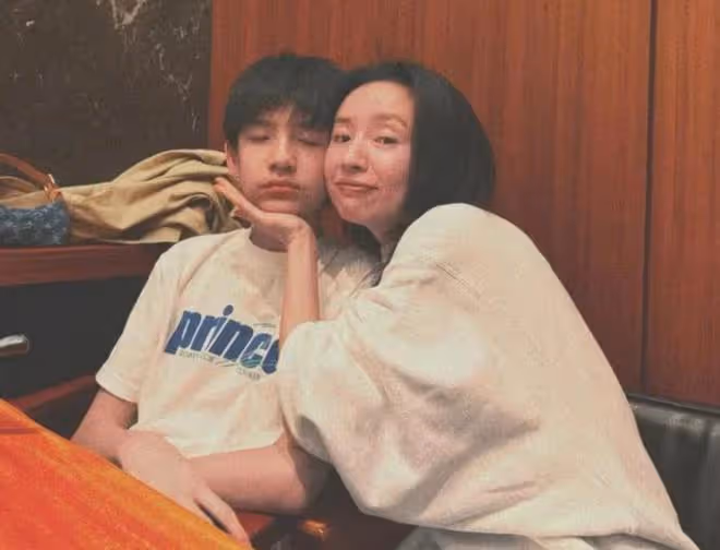 董潔與兒子開心出遊,15歲頂頂身高超一米八,母子同款高顏值搶鏡