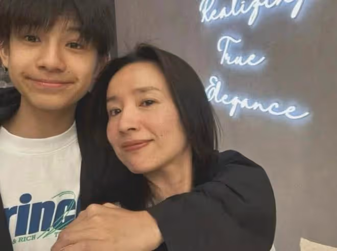 董潔與兒子開心出遊,15歲頂頂身高超一米八,母子同款高顏值搶鏡