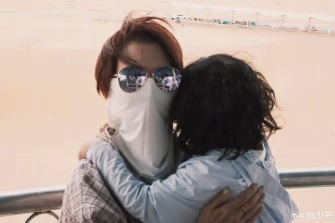 蔡少芬張晉帶兒子出遊,一家人騎駱駝穿越沙漠,4歲魚蛋超像爸爸
