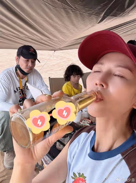 蔡少芬張晉帶兒子出遊,一家人騎駱駝穿越沙漠,4歲魚蛋超像爸爸
