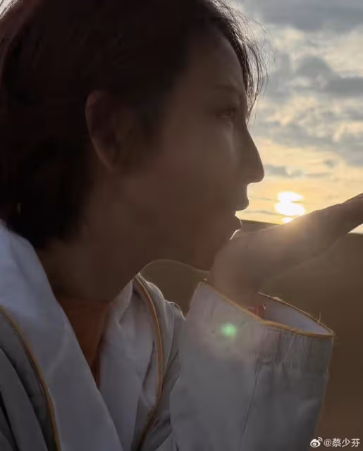 蔡少芬張晉帶兒子出遊,一家人騎駱駝穿越沙漠,4歲魚蛋超像爸爸