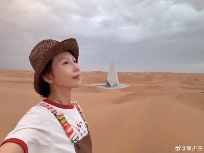 蔡少芬張晉帶兒子出遊,一家人騎駱駝穿越沙漠,4歲魚蛋超像爸爸