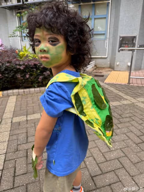 蔡少芬張晉帶兒子出遊,一家人騎駱駝穿越沙漠,4歲魚蛋超像爸爸
