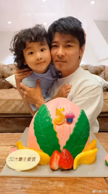 蔡少芬張晉帶兒子出遊,一家人騎駱駝穿越沙漠,4歲魚蛋超像爸爸