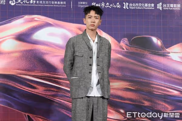 遭舒華粉出征炮轟「別蹭了」 柯震東露面回應:只是路過留言而已