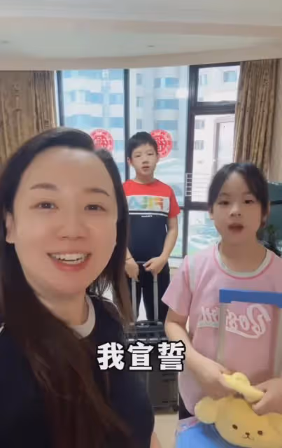 42歲關凌帶娃哈爾濱度假,與兒女同框似姐仨,女兒坐飛機耳朵疼哭