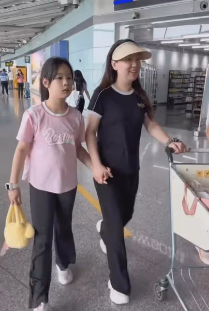 42歲關凌帶娃哈爾濱度假,與兒女同框似姐仨,女兒坐飛機耳朵疼哭