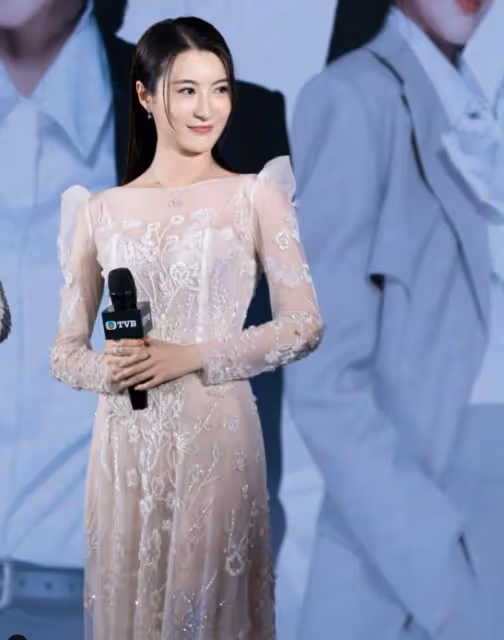 激動!TVB花旦將與內地男星合拍新劇!手抱鮮花極興奮!關係不一般